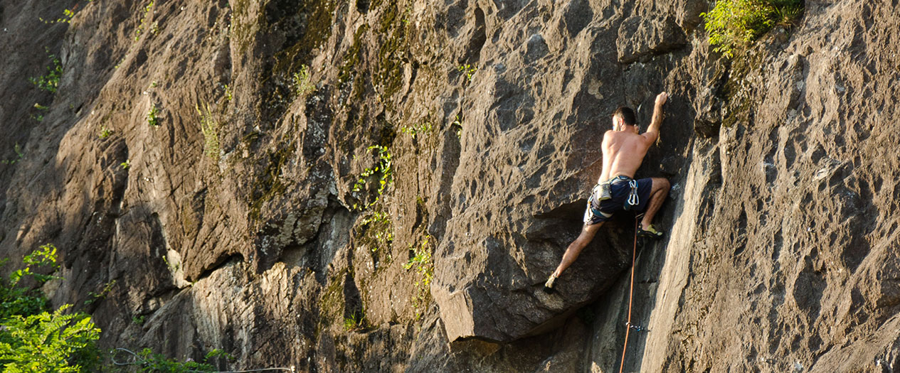 Klettern rund um den Lago Maggiore Man klettert an Felswand